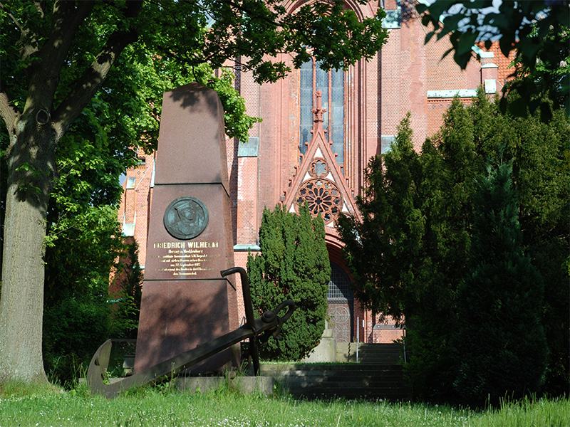 Denkmal mit Anker an der Pauluskirche